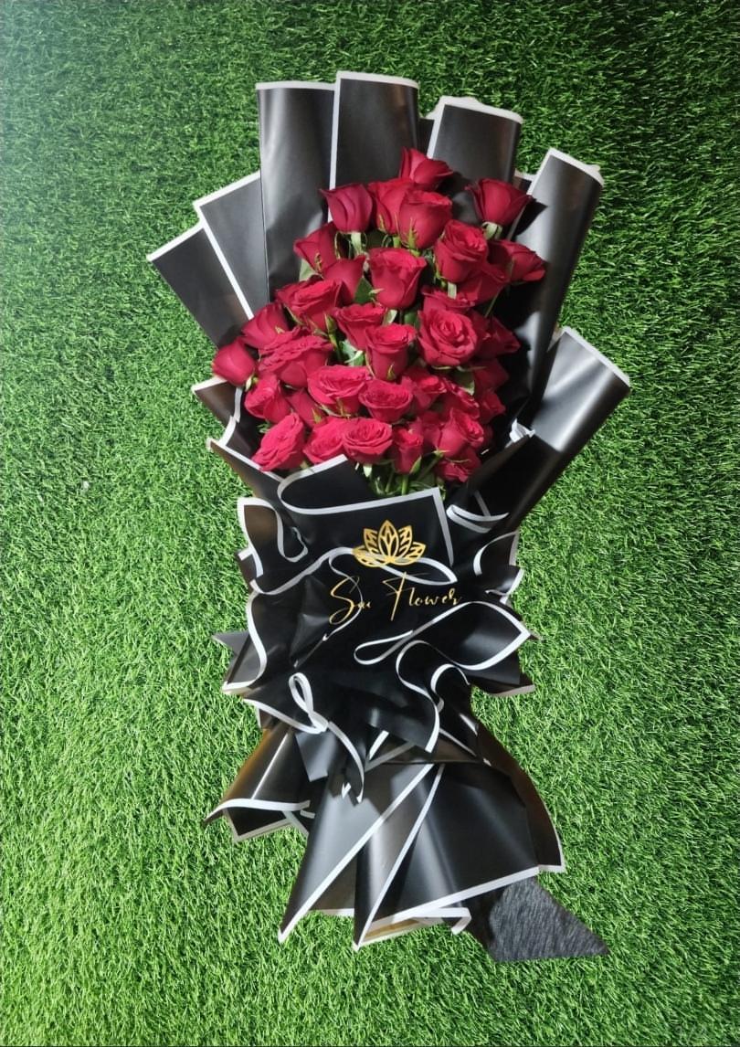 Grand Luxe Red Rose Bouquet - Sai Flower