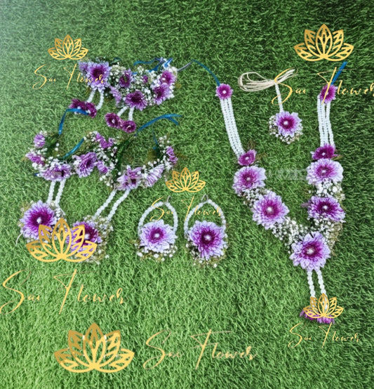 “Purple Daisy and Pearl Bridal Jewellery Set by Sai Flower – Handcrafted floral set for Haldi, Mehndi, and weddings made with fresh daisies and pearls.”