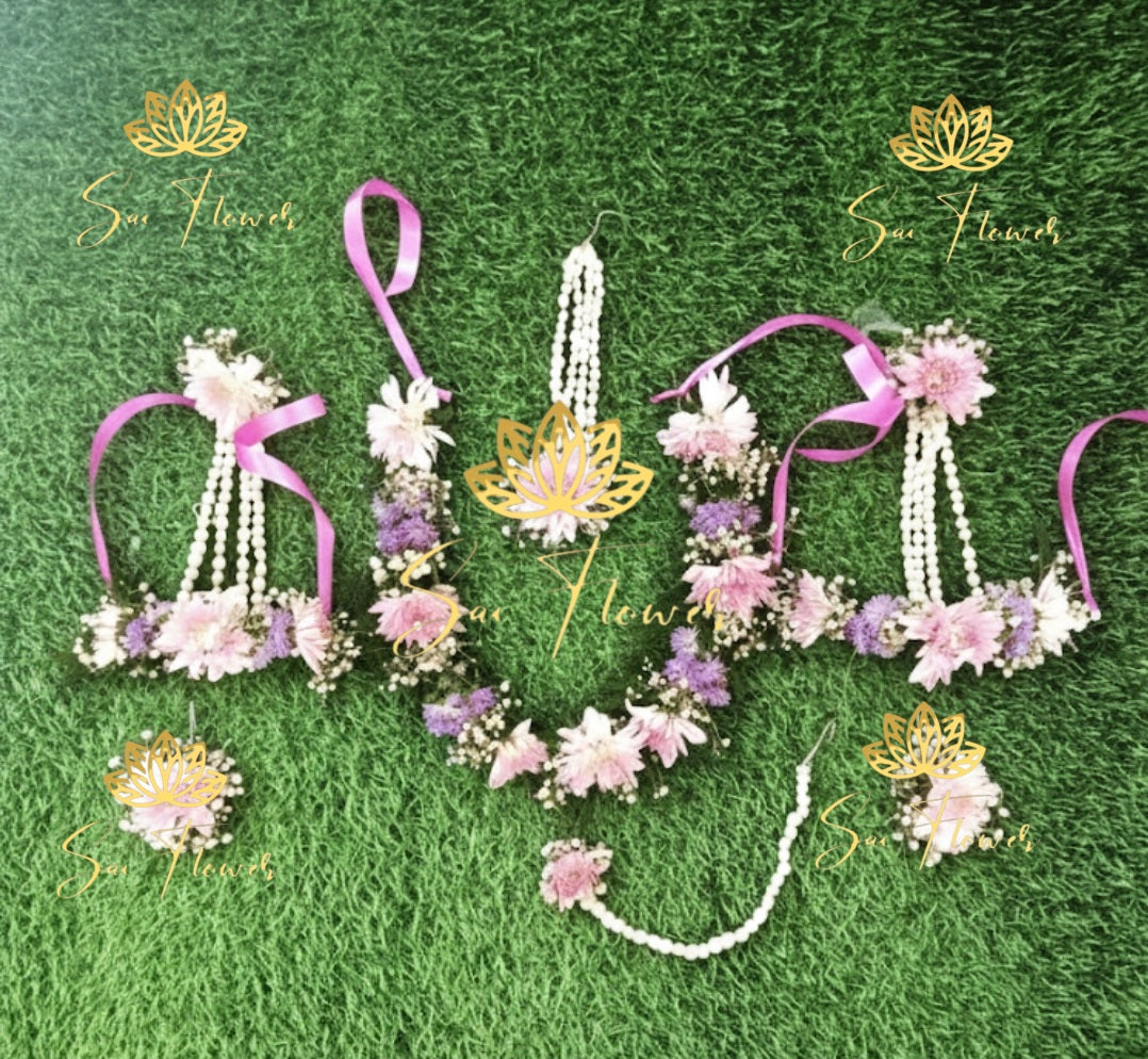 “Lavender and white fresh flower bridal jewellery set with necklace, earrings, maang tikka, and haathphool handcrafted by SaiFlower”