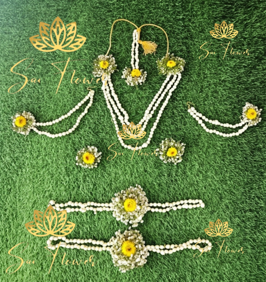 “Yellow Daisy and Pearl Bridal Floral Jewellery Set by Sai Flower – Fresh handcrafted flower jewellery for Haldi and Mehndi ceremonies.”