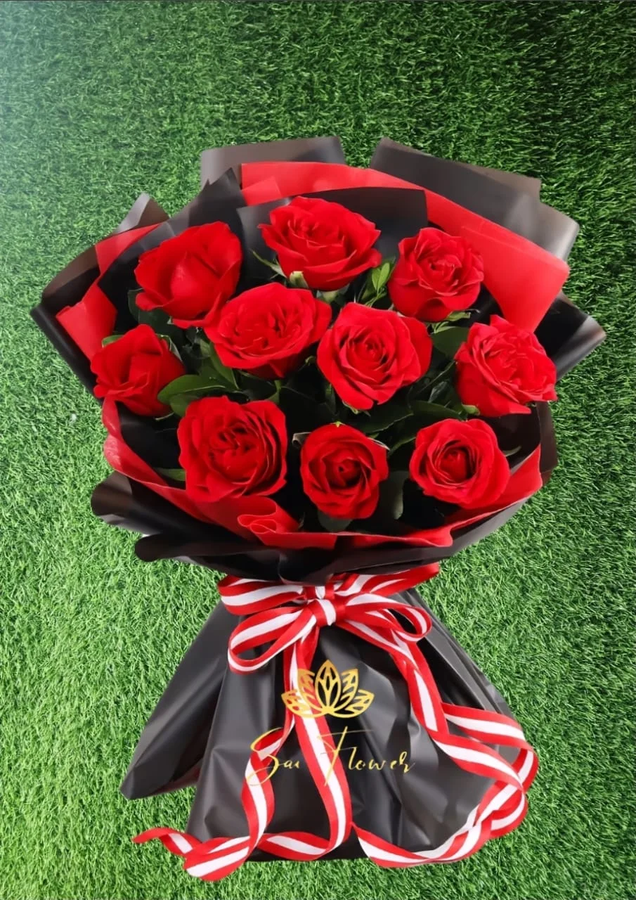 Premium 10 Red Roses Bouquet in Black Wrap – The Ultimate Romantic Flower Gift