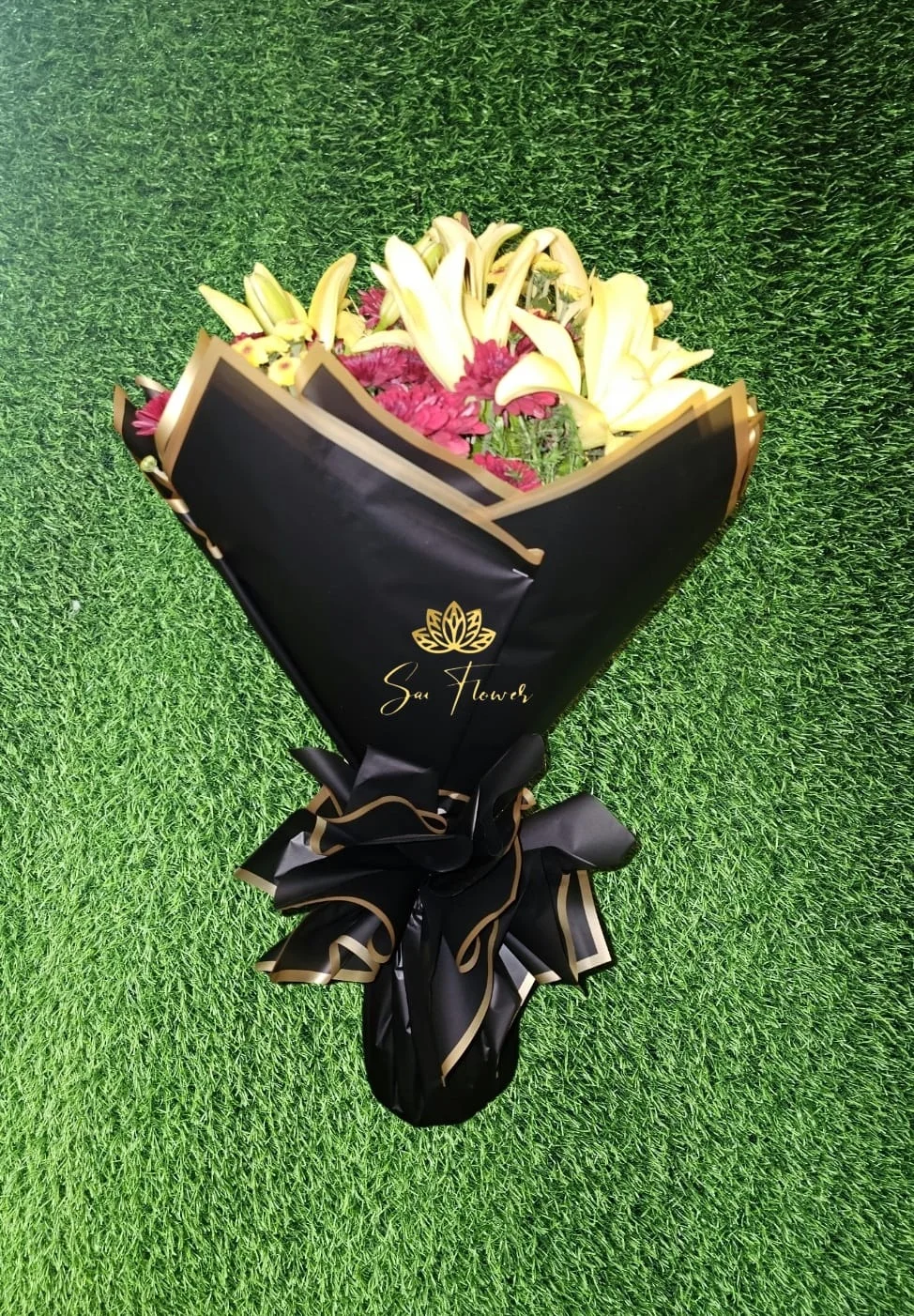 Luxury Yellow Lily Bouquet in Premium Black Wrap – A Bold Floral Gift for Grand Celebrations